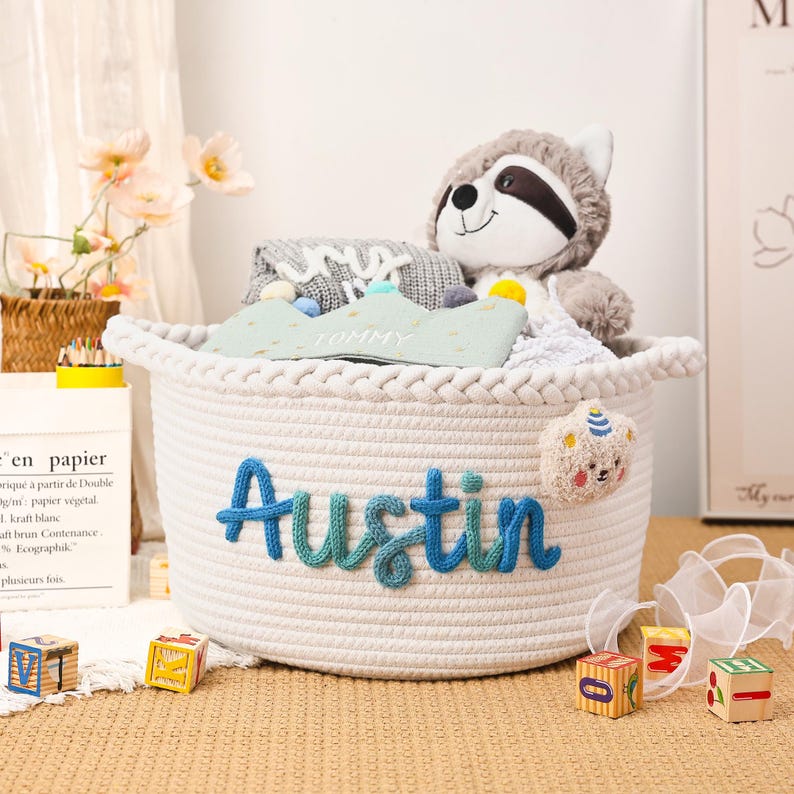 Personlig babykorg med namn, handgjord babyjulklappskorg, babyshowerpresent, babykorg i repbomull, barnrumspresent bild 8