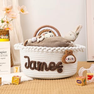 Personlig babykorg med namn, handgjord babyjulklappskorg, babyshowerpresent, babykorg i repbomull, barnrumspresent bild 14