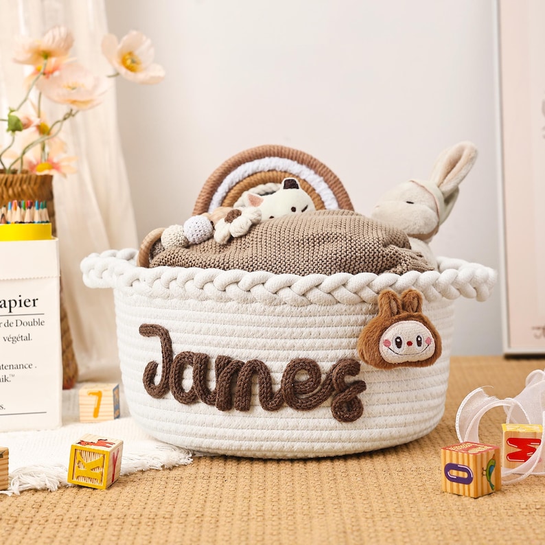 Personlig babykorg med namn, handgjord babyjulklappskorg, babyshowerpresent, babykorg i repbomull, barnrumspresent bild 14