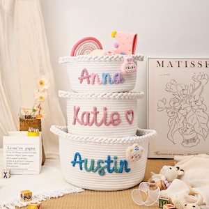 Personlig babykorg med namn, handgjord babyjulklappskorg, babyshowerpresent, babykorg i repbomull, barnrumspresent bild 13