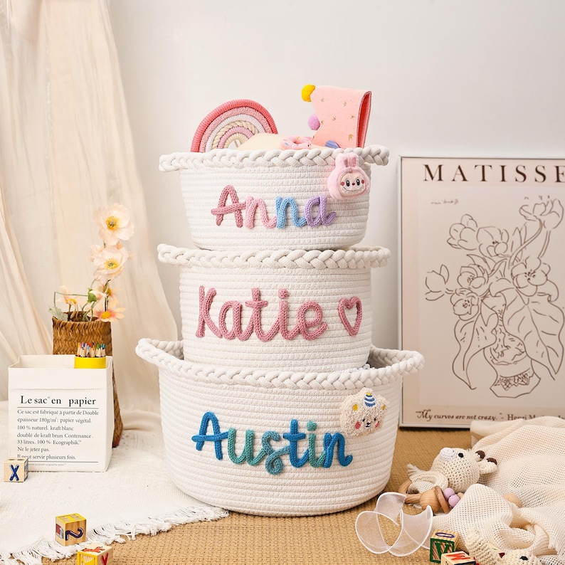 Personlig babykorg med namn, handgjord babyjulklappskorg, babyshowerpresent, babykorg i repbomull, barnrumspresent bild 13