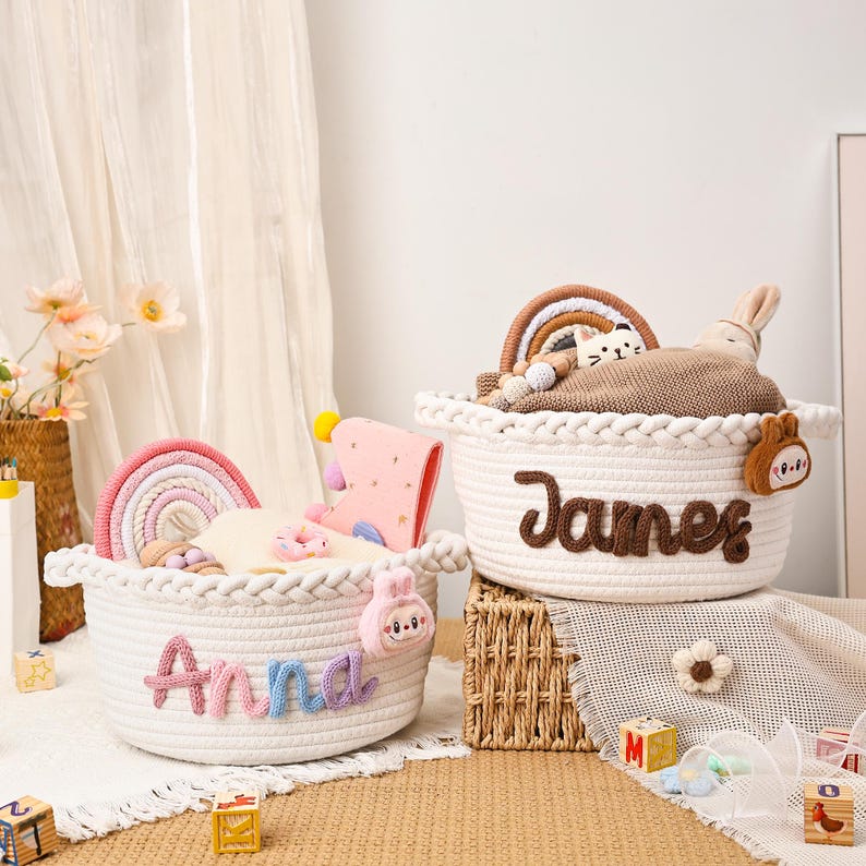 Personlig babykorg med namn, handgjord babyjulklappskorg, babyshowerpresent, babykorg i repbomull, barnrumspresent bild 10