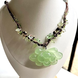 Bosfee groene lotushanger ketting: macramékoord, gebloemde bedelketting, Fairycore-sieraden