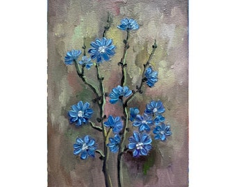 Puede incluir: Una pintura de un grupo de flores azules con centros blancos sobre un fondo marrón. Las flores están dispuestas de forma suelta y natural, y la pintura tiene un estilo suave e impresionista.