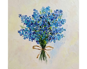 Puede incluir: Un ramo de flores azules nomeolvides atadas con una cinta marrón sobre un fondo blanco.