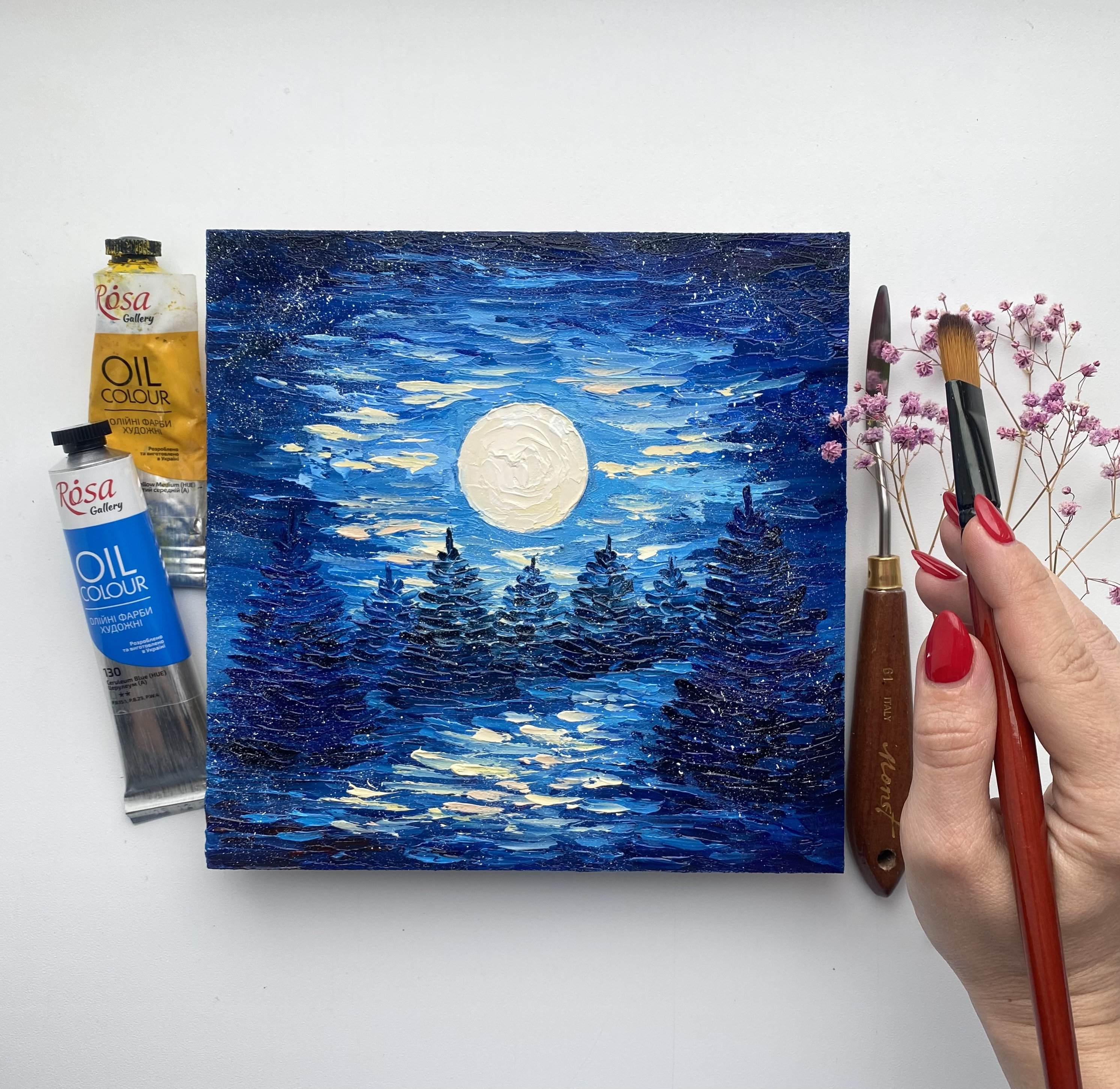 青い夜空と木の油絵 青い夜空の海油絵 - 海の波に映る背景大きな輝く月の暗い木 - 本