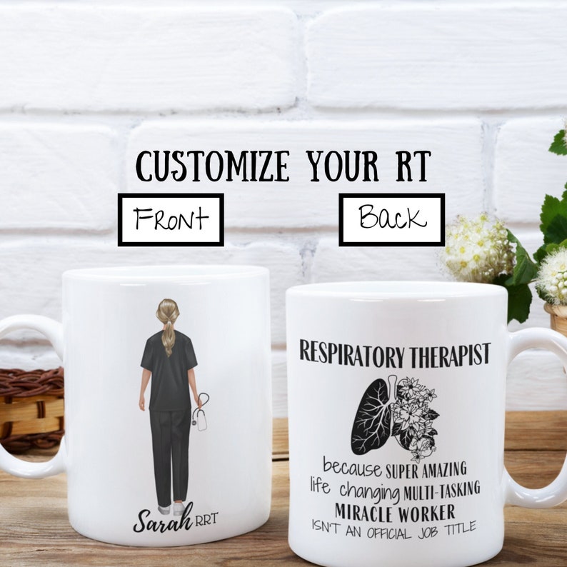 Puede incluir: Taza de cer&aacute;mica blanca con una ilustraci&oacute;n en blanco y negro de un terapeuta respiratorio. El texto "Sarah RRT" est&aacute; impreso en la parte delantera de la taza. La parte posterior de la taza tiene el texto "Respiratory Therapist because super amazing life changing multi-tasking miracle worker isn't an official job title".