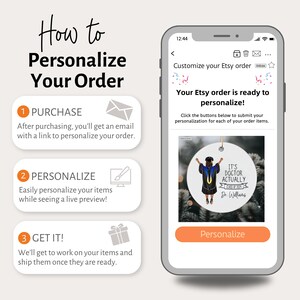 Op de afbeelding: Een mobiel telefoonscherm met een stapsgewijze handleiding over het personaliseren van een Etsy-bestelling. De handleiding omvat drie stappen: kopen, personaliseren en ophalen. Het scherm toont ook een gepersonaliseerde hanger met de tekst "It's Doctor Actually" en een afstudeerhoed.