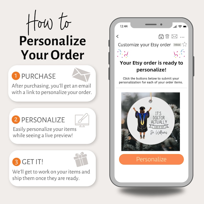 Op de afbeelding: Een mobiel telefoonscherm met een stapsgewijze handleiding over het personaliseren van een Etsy-bestelling. De handleiding omvat drie stappen: kopen, personaliseren en ophalen. Het scherm toont ook een gepersonaliseerde hanger met de tekst "It's Doctor Actually" en een afstudeerhoed.