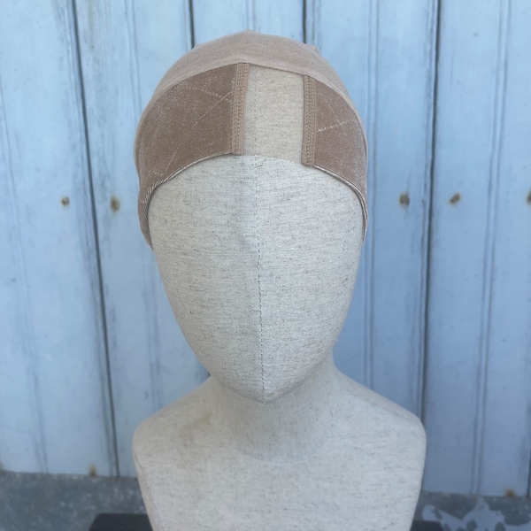 Perückengriff. Beigefarbener Perückengriff mit Kappe. Perückenzubehör: Perückenband Perückenkappe #wigacceesory #wigs #wigcap #wiggrip