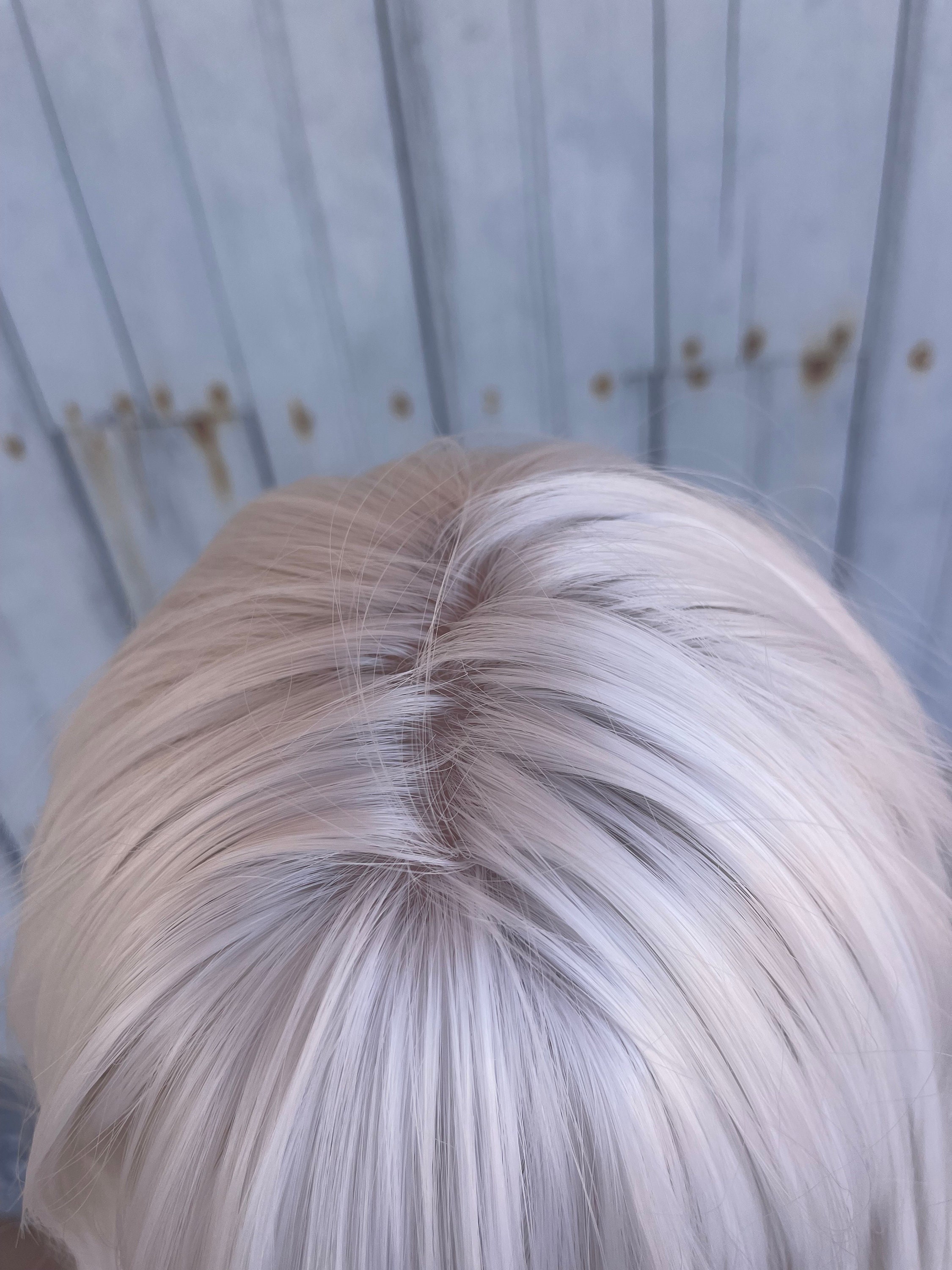 ColorGround Damen Perücke – Silberweiß Kurz Gelockt, Mit Brille & Kristallkette – Hitzebeständig