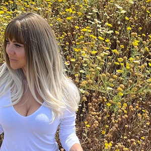 Perruque blonde Ombre Wig Dark Roots s’évanouissant vers le bas pour les cheveux blonds blancs avec une boucle douce l, front de dentelle; cosplay perruque drag queen alopécie perruque stand