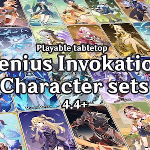 Pode incluir: Uma imagem colorida de vários personagens do videogame Genshin Impact. A imagem é intitulada "Genius Invocation Character Sets 4.4+" e apresenta uma variedade de personagens do jogo, incluindo Mona, Mirror Maiden e Keqing.