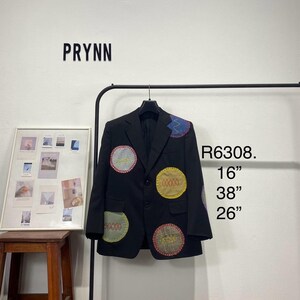 Herwerkte blazer met de hand genaaid: gepatcht