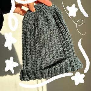 Gezellige handgebreide geribbelde beanie – donkergroene muts voor winterstijl