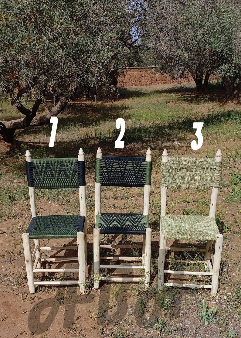 Pode incluir: Tr&ecirc;s cadeiras de madeira com diferentes designs de assento e encosto tecidos. As cadeiras s&atilde;o numeradas de 1 a 3. As cadeiras t&ecirc;m um acabamento em madeira natural e um estilo simples e r&uacute;stico.