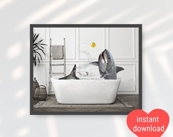 Op de afbeelding: Een ingelijste muurkunstprint met een grijze haai in een wit bad gevuld met zeepbellen. Een kleine gele badeend zweeft in de lucht boven de haai. De scène speelt zich af in een badkamer met een houten ladder en een gevlochten mand.