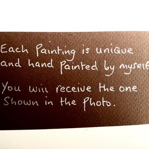 Op de afbeelding: Een rechthoekige donkerbruine kaart met een getextureerd oppervlak en witte handgeschreven tekst: Each Painting is unique and hand painted by myself. You will receive the one shown in the photo.