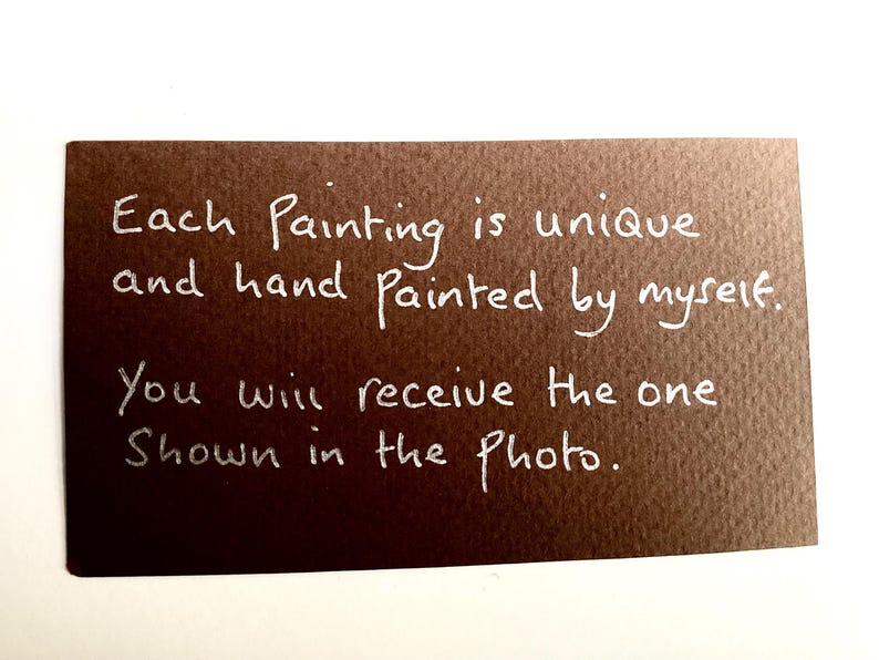 Op de afbeelding: Een rechthoekige donkerbruine kaart met een getextureerd oppervlak en witte handgeschreven tekst: Each Painting is unique and hand painted by myself. You will receive the one shown in the photo.