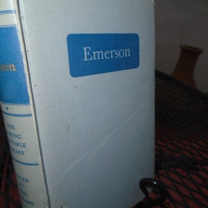 Pu&ograve; includere: Un libro bianco con un rettangolo blu sulla copertina che dice "Emerson". Il libro fa parte della serie "The Viking Portable Library".