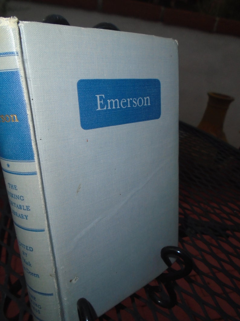 Pu&ograve; includere: Un libro bianco con un rettangolo blu sulla copertina che dice "Emerson". Il libro fa parte della serie "The Viking Portable Library".