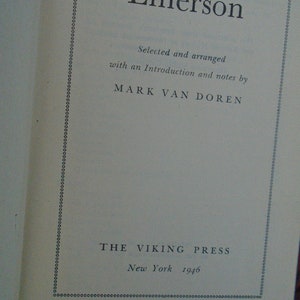 Pu&ograve; includere: Una copertina di libro con il titolo "Emerson" di Mark Van Doren. Il libro &egrave; stato pubblicato da The Viking Press a New York nel 1946.