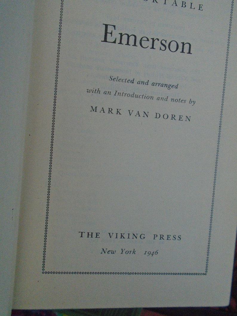 Pu&ograve; includere: Una copertina di libro con il titolo "Emerson" di Mark Van Doren. Il libro &egrave; stato pubblicato da The Viking Press a New York nel 1946.