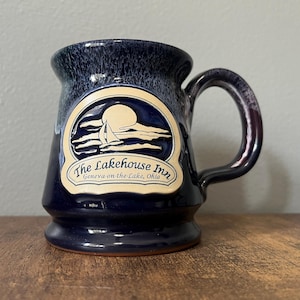 Taza de café de gres hecha a mano en color azul de Rowe Pottery Lakehouse Inn - Geneva on the Lake, Ohio