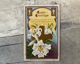 Carte postale de Pâques ancienne avec voeux de Pâques en relief, croix dorée et lys de Pâques blancs