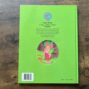 Puede incluir: Una contraportada de libro de tapa dura de color verde brillante con una peque&ntilde;a ilustraci&oacute;n de Winnie the Pooh en la parte superior y una imagen circular de Piglet en el centro. El texto dice: TAKE HOME a Big Golden Book TODAY! con detalles.