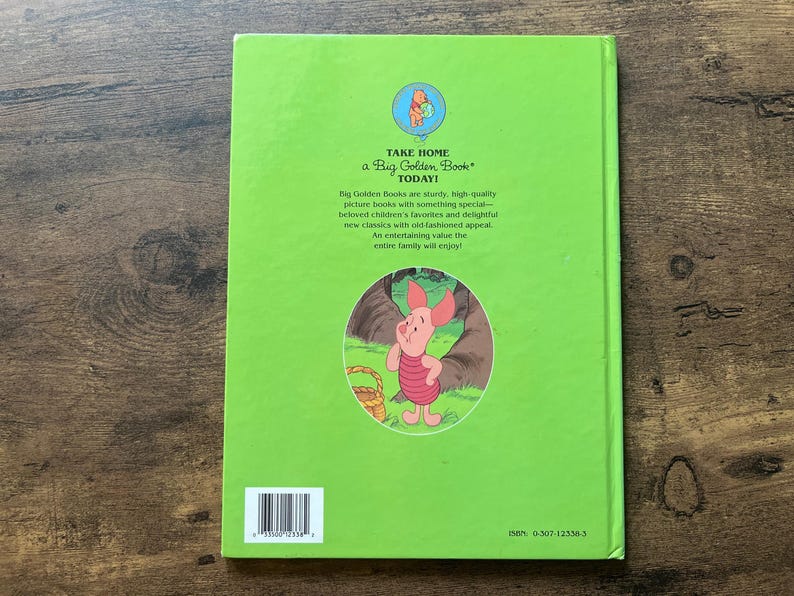 Puede incluir: Una contraportada de libro de tapa dura de color verde brillante con una peque&ntilde;a ilustraci&oacute;n de Winnie the Pooh en la parte superior y una imagen circular de Piglet en el centro. El texto dice: TAKE HOME a Big Golden Book TODAY! con detalles.