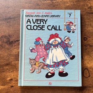 A Very Close Call 1988 Raggedy Ann & Andy's Grow-And-Learn Library Volume 7"