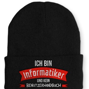 Könnte beinhalten: Schwarze Strickmütze mit einem roten gestickten Banner, auf dem "Ich bin Informatiker und kein Benutzerhandbuch" steht.