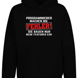 Könnte beinhalten: Schwarzer Kapuzenpullover mit weißem Text: "PROGRAMMIERER MACHEN NIE FEHLER! SIE BAUEN NUR NEUE FEATURES EIN!". Das Wort "FEHLER!" steht in einem roten Kasten. Der Hoodie hat eine Kapuze und eine Vordertasche.