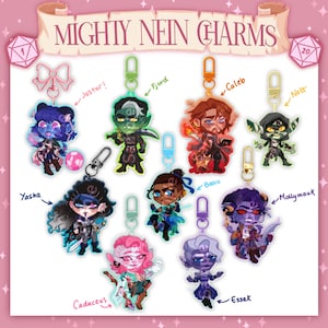 Può includere: Una collezione di ciondoli dei personaggi di Mighty Nein. Ogni ciondolo presenta un'illustrazione colorata di un personaggio con un attacco portachiavi. I ciondoli sono in varie pose e hanno nomi come Jester, Fjord, Caleb e Yasha.
