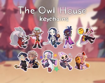 Op de afbeelding: Een verzameling The Owl House-karakter sleutelhangers. De sleutelhangers tonen verschillende personages uit de animatieserie, elk met unieke ontwerpen en kleuren. De tekst "The Owl House keychains" staat bovenaan.