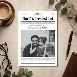 Op de afbeelding: Een zwart-wit print in krantenstijl met de kop "World's Greatest Dad" en een foto van een vader en kind. De print viert een buitengewone vader en bevat tekst onder de foto.
