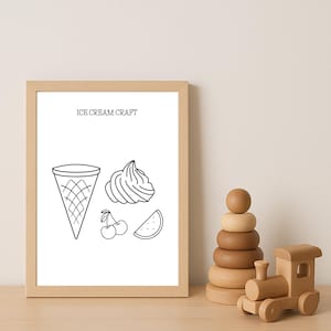 Op de afbeelding: Een ingelijste print met de tekst "ICE CREAM CRAFT" toont lijntekeningen van een ijshoorntje, softijs, kersen en een plak watermeloen. Een houten stapelspeelgoed en een houten trein staan rechts.