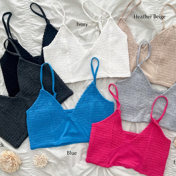 Bralette triangular con tirantes finos y detalle fruncido suave, bralette cómodo tipo camiseta.