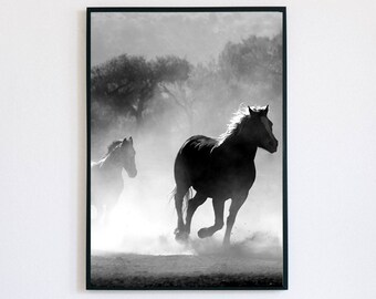 Arte dei cavalli al galoppo, decorazione minimalista in bianco e nero, arte murale dei cavalli, poster dei cavalli selvaggi, arte stampabile della fotografia dei cavalli