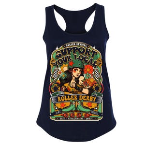 Op de afbeelding: Een marineblauw tanktop met een retro-stijl grafische afbeelding van een roller derby-schaatser. De afbeelding bevat de tekst "Support Your Local Roller Derby" met een vintage-geïnspireerd ontwerp en een vrouw in een roller derby-uniform. De tekst "Grit. Athleticism. Spirit." is ook inbegrepen.