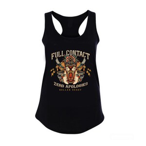 Puede incluir: Camiseta sin mangas negra con un diseño gráfico. El diseño presenta una cabeza de tigre rugiente, una rosa y las palabras "FULL CONTACT" y "ZERO APOLOGIES ROLLER DERBY" en un estilo de tatuaje vintage. Incluye rayos y caras estilizadas.