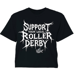Könnte beinhalten: Schwarzes T-Shirt mit weißem Text, der "SUPPORT YOUR LOCAL ROLLER DERBY" in einer gotischen Schriftart zeigt. Unter dem Text steht das Wort "Revival" in einer Schreibschrift mit einer kleinen Grafik.