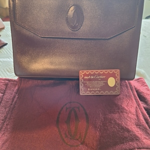Un toque de lujo parisino: Clutch Must de Cartier Bordeaux (B093096)