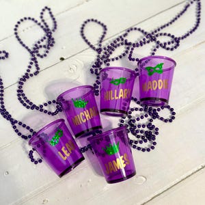 Personalisierte Mardi Gras Schnapsglas-Halskette: New Orleans Partygeschenke