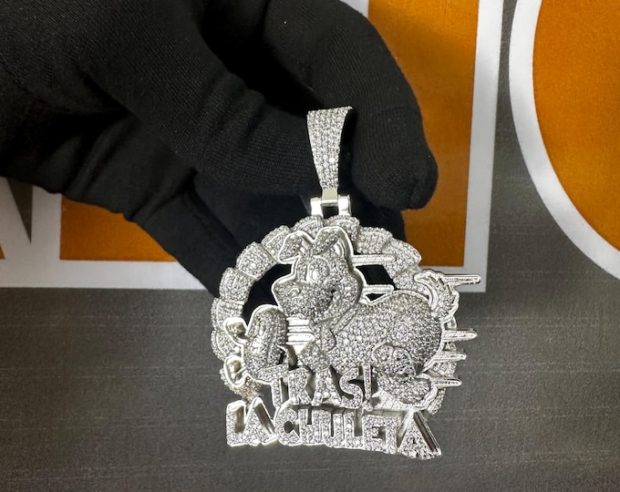 Custom "TRAS LA CHULETA" Pendant – Fully Iced Out Dog Hip Hop Necklace, Diamond/Moissanite Pavé, Spanish Streetwear Bling