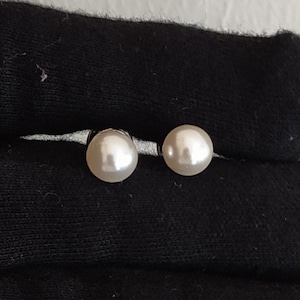 Japanische Salzwasser Akoya Perlen Ohrstecker - 8 mm Ohrringe - cremefarbenes Perlmutt - rosa Untertöne - 14k gold filled Pfosten - Rückseite - Century Pearls