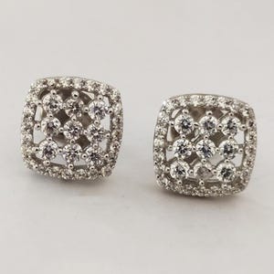 Pendientes de plata con moissanita de corte redondo, pendientes de diamantes, pendientes de moissanita con halo cuadrado, pendientes minimalistas de diamantes, regalo para ella