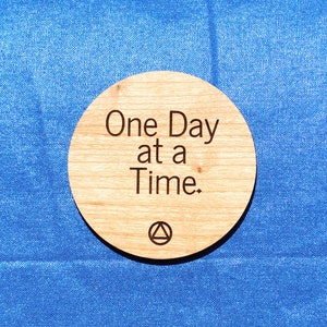 Alcooliques anonymes : Magnet, Handmade, Cherry wood, « One Day at a Time »