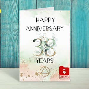 Puede incluir: Descarga digital imprimible de una tarjeta de 38 aniversario verde y dorada con el texto "Feliz aniversario 38 años" y un triángulo dorado con un centro verde.